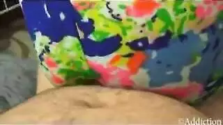 أم مثيرة تنحني للتنظيف، الابن المراهق لا يستطيع التركيز في الواجب