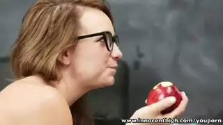 الطالبة النحيلة تنتحب من أجل اختراق مهبلي عميق