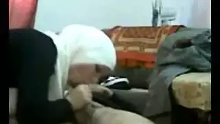 عاهرة محجبة تدمر كسها الضيق بكل الأوضاع