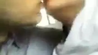 طالبات الجامعة يعضّن شفاههن في فيلم إباحي صريح