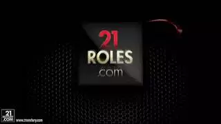 مراهقة نحيلة تأخذ قضيب إكس إكس إكس قاسي