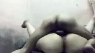 زوج مصري يضرب كلا الحفرتين الضيقتين