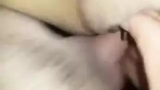 تحطيم كس متزوجة مبللة في فعل إباحي قاس