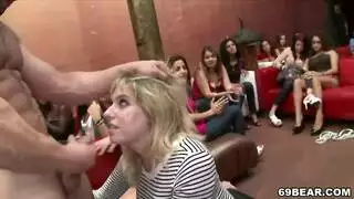 أب يخلع بنطاله للاستمتاع بمشهد إباحي