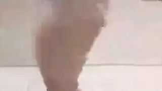 مخدرة ومستعدة: هذه العاهرة ترقص ثم تأخذه كله