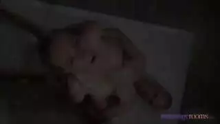 تتحكك على زبه وتغريه