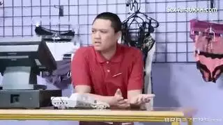 رجل المبيعات يثور على شقراء كبيرة الصدر في جنس صريح