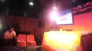 مباشرة على المسرح: جنس عنيف على كرسي مع ممثلي دراما