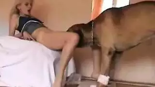 فتاة تمسك ظنز الحصان وتضعه فى كسها