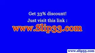 عجوز منحرف ينيك بقوة ويقبض على أثداء صلبة