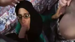 شرموطة عربيه ببزاز كبيره بتمص