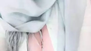 عاهرة محجبة تصور لعبة كسها وتشاركها على الإنترنت