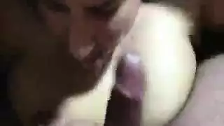 زوجة عاهرة تمص وتنكح رجلاً عربيًا والزوج الديوث يصور