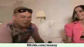 جسد سوناكشي سينها العاري وجلسة وضعية كلبيه مكثفة