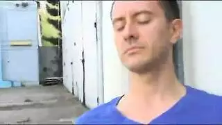 أثداء نارية على فتاة ذات منحنيات في فيلم إباحي