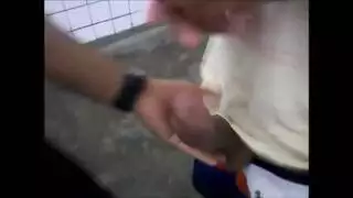 لقاء هائج في حمام عام: أخذ قضيب وحشي بعمود وبقوة