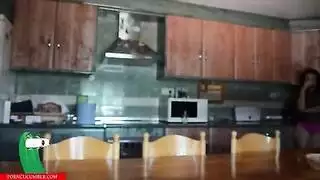 قضيب اصطناعي متحرك يوصلها لهزة جماع شديدة