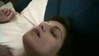 فتاة تتوسل للمزيد من القضيب في فتحتها الضيقة