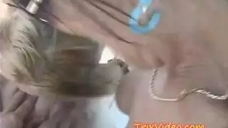 فتاة وبنت عمها