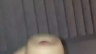 الام الجميل في المطبخ في
