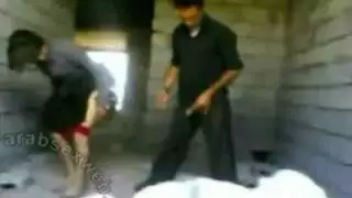 يبوس خطيبته في السيارة