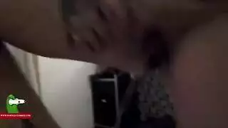 تتخصص على زبه و هو يستمني في الحمام و عاري