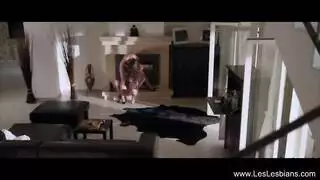 أول مرة مع امرأة: صديقتي السحاقية تريني كيفية ممارسة الجنس معها