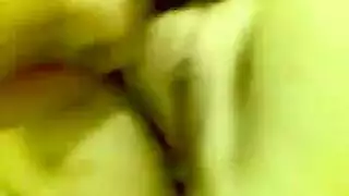 أم منحنية تتوسل للقذف يقطر من كسها المستخدم