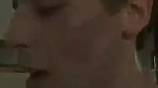 جلسة قذف داخلي على الأريكة مع فتيات مثيرة