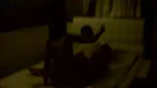 معرض لقضبان سوداء كبيرة في الحركة