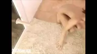 تضع ساقها على الكتف في الحمام
