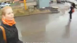 شقراء ساخنة تستخدم ثدييها الكبيرين على قضيبه قبل مشهد فرجها المبتل بالكامل