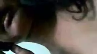 لعبة إثارة مزدوجة خلال جلسة جنس هاتفي سرية