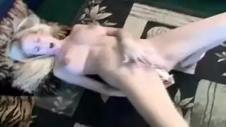 فتى أسمر يضرب شقراء تئن بينما صديقها يشاهد ويستمني