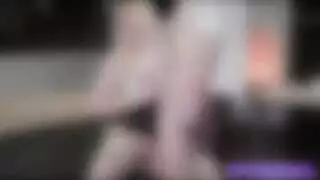 الشقراء المثيرة لولا لا تستطيع مقاومة قضيب أبيها الصلب