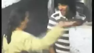 محاصرة ومأخوذة: شرج ومهبلي خشن مع الجارة