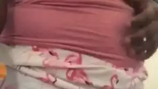 فرج بيري الداكن يمسك بقضيب شاب أبيض نابض