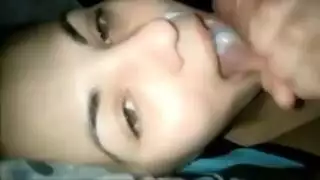 متعرج الهواة شقراء التبشيرية على ركبتيها