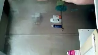 يصور امه عارية بالمنزل