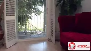 صغيرة ومثارة: تستمني للبورنو وتحلم بوضعية الكلب