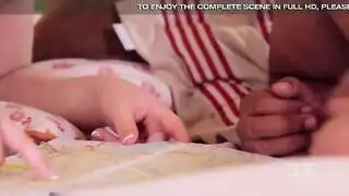 نيك فتاة بيضاء والتبول في فمها