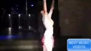 راقصة أنيقة تأخذ عدة أعضاء ذكورية خلف الكواليس