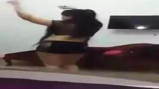 يمزق لبسها وينيكها