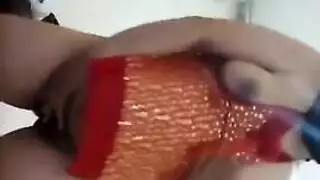 سمر تفتح ساقيها وتستمتع بكوسها الضيق