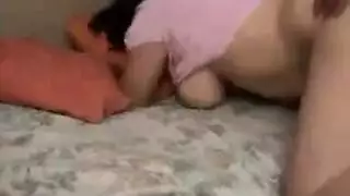 فتاة جنوب آسيوية تتعرض لنكاح قوي في مهبلها الضيق
