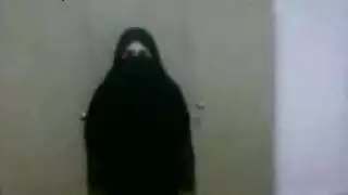 مشهد إباحي عربي صريح: بنات منقبات في حركة صريحة