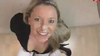 عاهرة شقراء تمص من أجل القذف على الوجه، تُصور أثناء النيك