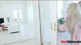 ربة منزل مثيرة تصلح علاقة ابنها بفمها