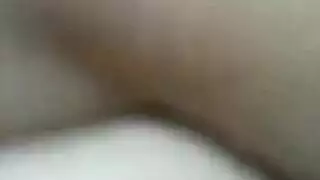 جنس عنيف على السرير والأرض: يأخذ زوجته من الخلف وعلى الظهر