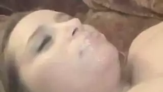 الرجل الغني يأخذ الفتاة المراهقه الصغيرة على منزله و ينيكها